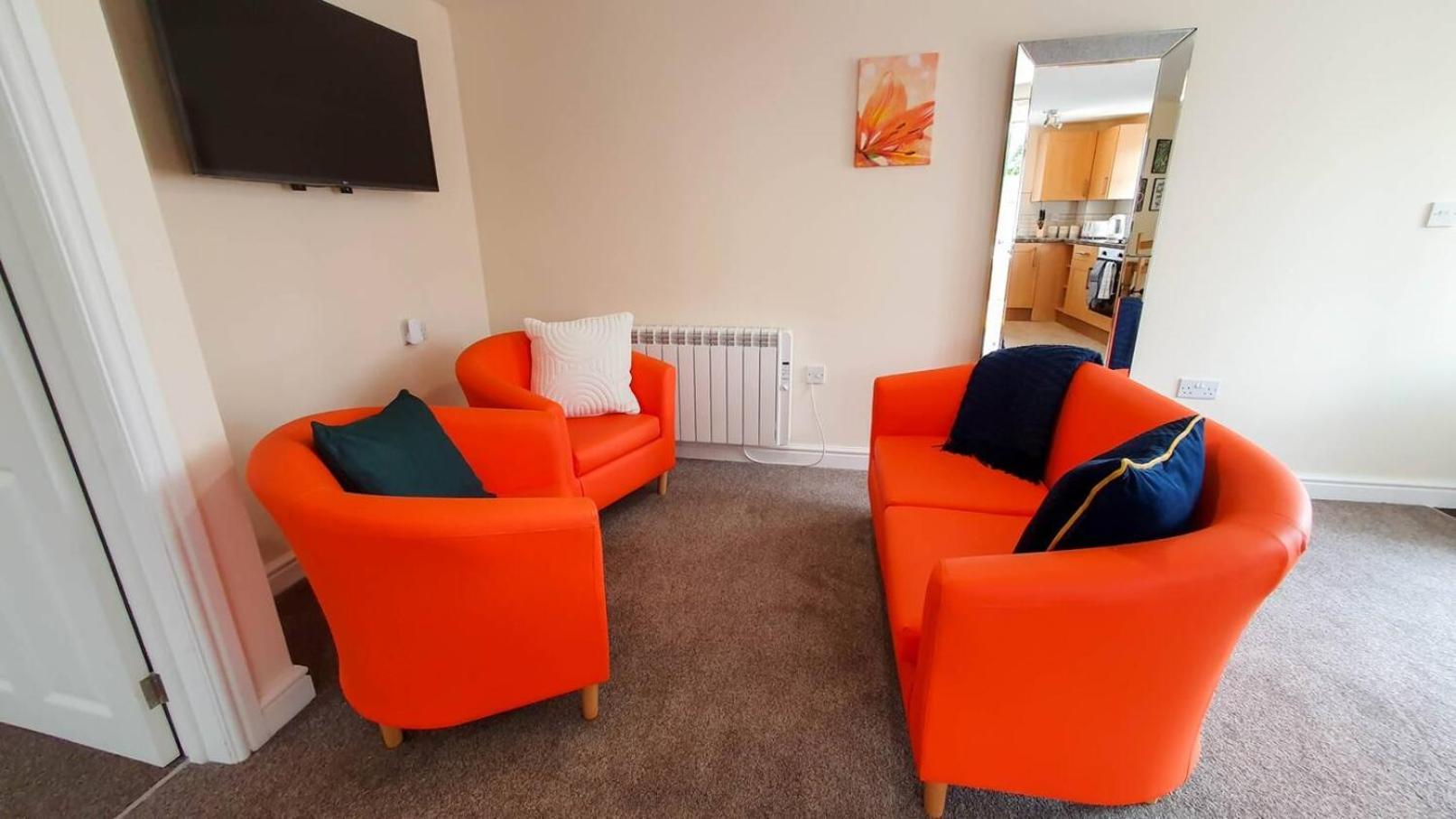 Orange Lilly In Stroud With Free Parking Leilighet Eksteriør bilde